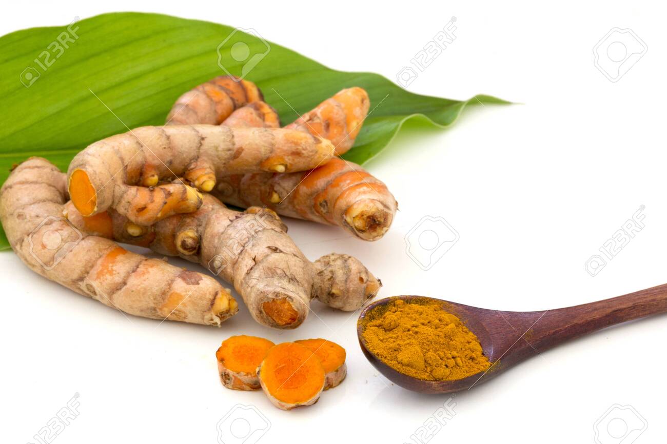 144258038-c&uacute;rcuma-curcumina-p&oacute;-em-colher-de-pau-com-folhas-verdes-e-raiz-de-c&uacute;rcuma-org&acirc;nica-cru-em-branco-ba